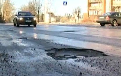 Ar esošajiem līdzekļiem nav iespējams salabot bedrainos ceļus Ar esošajiem līdzekļiem nav iespējams salabot bedrainos ceļus
