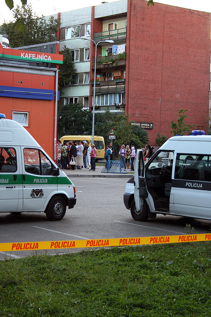 policija evakuç cilvçkus no lielveikalaFoto: Edijs Pâlens