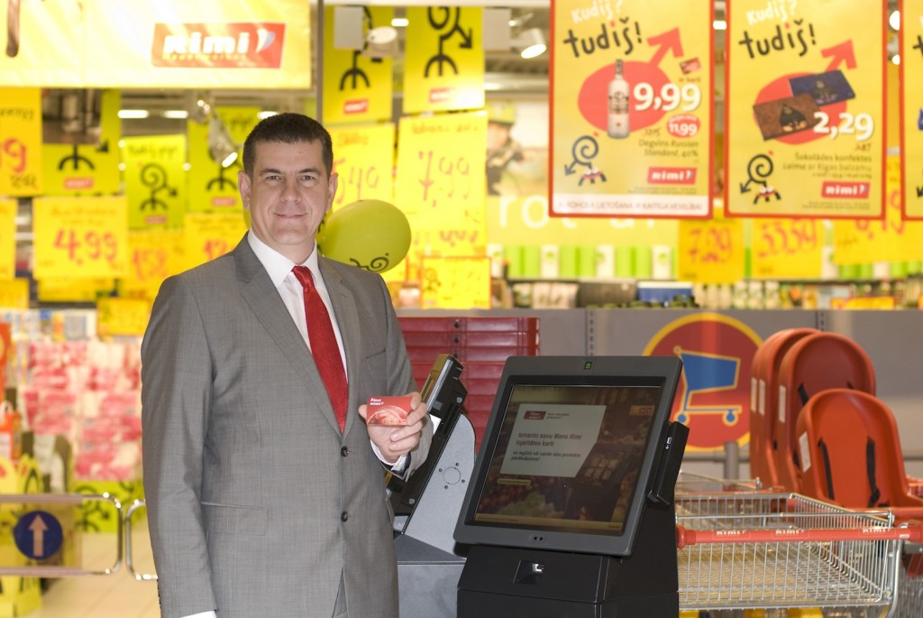 Rimi Latvia valdes priekssedetajs Valdis Turlais iemegina Mans Rimi kioskus - pirmo personalizeto iepirksanas sistemu Baltija
