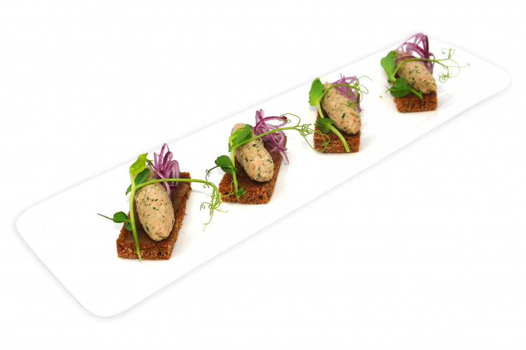 Rupjmaizes-rika-ar-medu-un-pikanto-Latvijas-bekonu