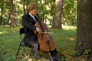 LU lielâkâ mecenâta Kristapa Morberga 165.gadskârtai veltîts piemiòas brîdis Lielajos kapos.