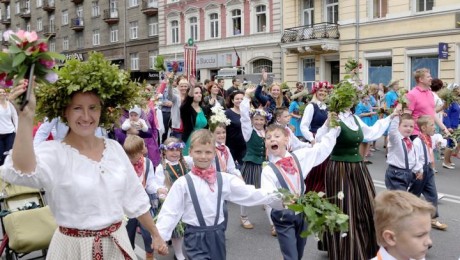 Komisija: nav viena iemesla bērnu ģībšanai dziesmusvētkos Komisija: nav viena iemesla bērnu ģībšanai dziesmusvētkos