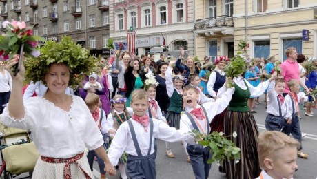 Komisija: nav viena iemesla bērnu ģībšanai dziesmusvētkos