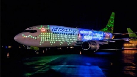 Plašu ievērību pasaulē guvis „airBaltic” Ziemassvētku apsveikums
