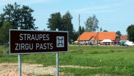 Straupē atjauno pirmo mūra zirgu pasta staciju Straupē atjauno pirmo mūra zirgu pasta staciju